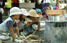 Spending a few days in the mountains with one's classmates to learn about nature.