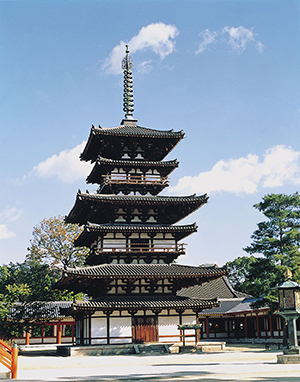 The east pagoda at Yakushiji Temple in Nara Prefecture, west-central Japan. Like Horyuji’s five-tiered pagoda, a core pillar is used in the center of this pagoda too. (Photo courtesy of Nara City Tourism Association, ©Takehiko Yano)