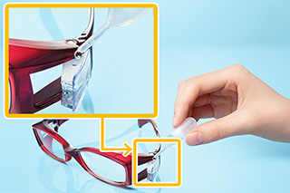 The JINS MOISTURE is a pair of moisturizing glasses. Water evaporates from the tanks at the temples. At the front, the top of the frame extends above the eyes to prevent moisture from escaping out of the top of the glasses. © JINS Inc.