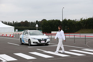 Improving the performance of automatic braking is also a critical issue. A system, which has already been put to practical use, automatically stops when it locates an obstacle while travelling under 30km/h. And if the speed is above 30km/h, it prompts the driver to stop by the use of a buzzer. A system with an improved image recognition system which will stop automatically when there is a possibility of a collision with a pedestrian ahead, even at a speed of 60km/h, has been developed. Cars employing this system will be launched in 2015 at the earliest. (Photo courtesy of Honda Motor Co., Ltd.)