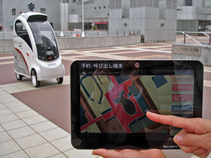 If a time and place is set through a mobile terminal, ROPITS will come and pick you up. (Photo courtesy of Hitachi, Ltd.)