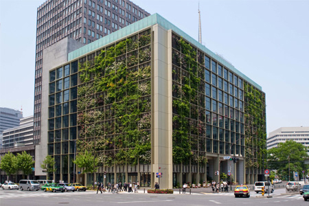 社内に植物工場を持っている企業の本社ビル）