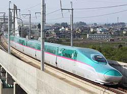 The E5 series is the fastest Shinkansen model in Japan, running at 320 km/h. (Photo courtesy of East Japan Railway Co.)