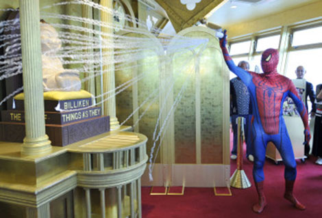 映画の公開前イベントでクモの糸を投げるスパイダーマン