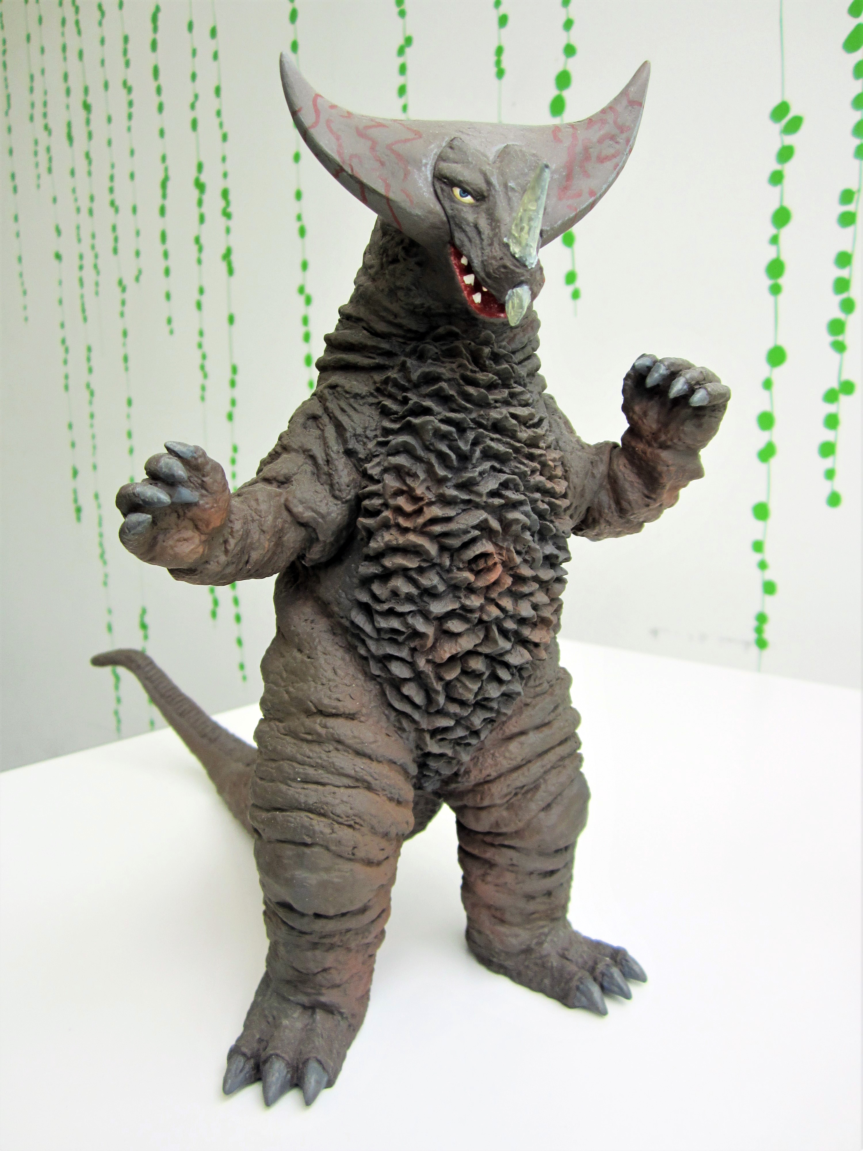 غُمُرا يتمتع بميزات بقرة و حيوان زاحف ويتميز بذيل طويل وقرون هلالية الشكل. ولديه أيضا قرن على طرف انفه.