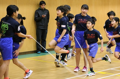 静冈县富士市内的小学在“八字跳绳”中，以1分钟225次的成绩被认定为吉尼斯世界纪录