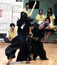 Kendo competitors in a dynamic exchange at the National Youth Martial Arts Rensei Tournament. 