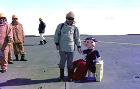 The Peko-chan statue with the Antarctic observation team. (January 8, 1976)