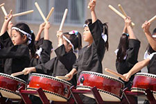 Kids perform on wadaiko at a sports festival in Kawasaki City, Kanagawa Prefecture. The drums seen here are hiradaiko, which have a shorter body and produce a lighter and higher sound than larger wadaiko.