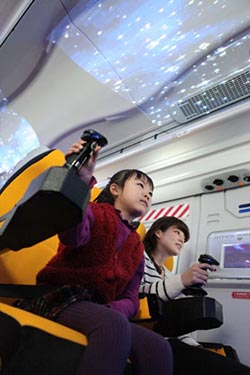 Inside the Star Fighter, the starry sky flies past on the ceiling and windows as passengers enjoy various attractions in a game-like environment.