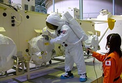 Space-walk training using partial reconstruction of the Japan-built Kibo laboratory, the largest laboratory on the ISS