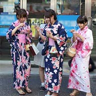 Chatting while eating shaved ice