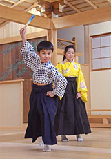 Children act out the tale of the <i>Mimic</i> at a recital held at the rehearsal studio to commemorate the end of a workshop. (Courtesy of Toshima Future Culture Foundation.)  