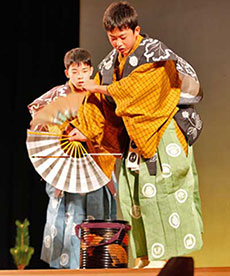 A scene from <i>Busu</i> played by junior high school students from “Nabari Children’s Kyogen” at the “Folk Art in Toshima” event. Nabai Children’s Kyogen was the first workshop started in Japan in 1991 and it offers children proper tuition from professional Kyogen-shi. (Courtesy of Toshima Future Culture Foundation.) 