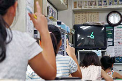 Children look at the monitor and practice mental arithmetic (Courtesy of Koike Shuzan Kenkyu Juku）