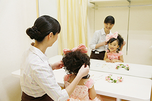 Before the photo session, have your hair arranged beautifully. ©STUDIO ALICE