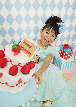 Photos in dresses to commemorate birthdays. Surrounded by cute props, the studio has a fun atmosphere. ©STUDIO ALICE