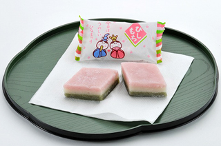 Hishi mochi, a diamond-shaped pastry for the Hinamatsuri festival in March, also appears in school meals. © Kanae Nishimura, nutrition educator © Niimi School Lunch Center, Niimi City, Okayama Prefecture