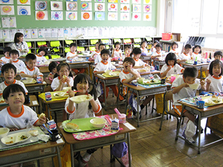 Students eat school lunch while carrying on friendly conversations. © Yashirominami Elementary School, Fukui City, Fukui Prefecture