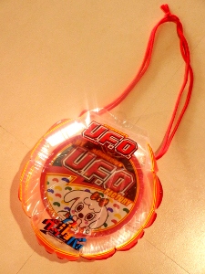 The finished cup noodles is enclosed in an air-filled package and can be taken home (Goodjoba!!)