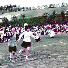 In a  Japanese-style scavenger hunt, a player may need to hunt for something tricky to  find. Here, a hunter (right) is guiding "your friend's mother" (left)  to the finish line. 