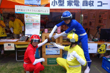 Llamamiento al reciclaje, vestidos de héroes Super Sentai (Squadron), famosos entre los niños por aparecer en un programa de TV (cortesía del Proyecto Medallas Tokio 2020: Hacia un futuro innovador para todos)