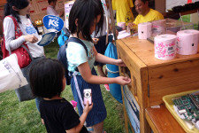 Niños colocando pequeños electrodomésticos que ya no necesitan en cajas de reciclaje (cortesía del Proyecto Medallas Tokio 2020: Hacia un futuro innovador para todos)