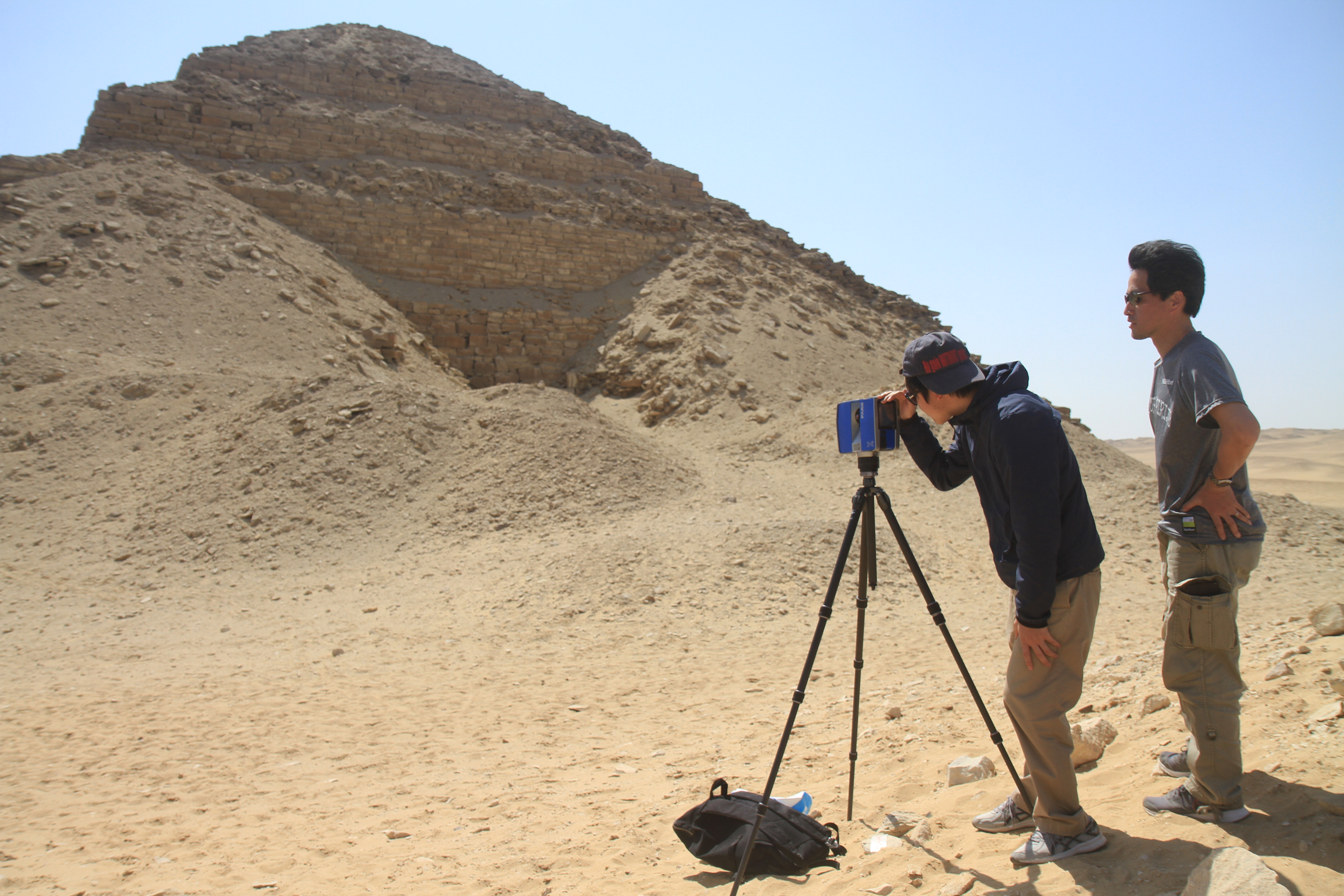Prise de mesures d’une pyramide par scanner laser à Abousir, dans la banlieue du Caire, par des membres de l’équipe de recherche de l’Université de Nagoya, en collaboration avec l’archéologue Yukinori Kawae, de l’Institut d’Egyptologie Tchèque