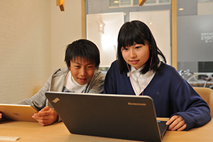 Studying with a personal computer or tablet is common. ©SuRaLa Net