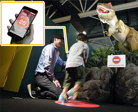 In the FUMM ADVENTURE attraction, which was open for a limited time in the Yomiuriland amusement park in Tokyo, children went through a maze while playing with dinosaurs. © KDDI Corporation, au Unlimited Future Laboratory