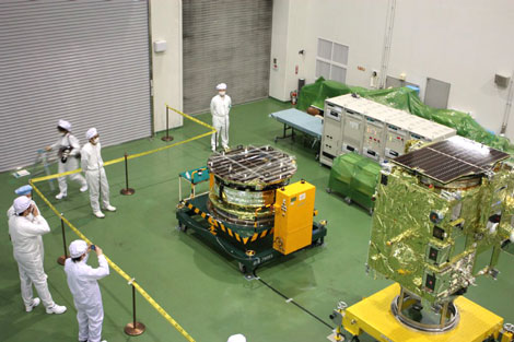 The Venus probe “Akatsuki” (right-hand side of the photo) and IKAROS, launched at the same time. (photo courtesy of JAXA)