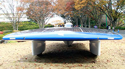 A frontal view of the solar vehicle looks like a simple board. 