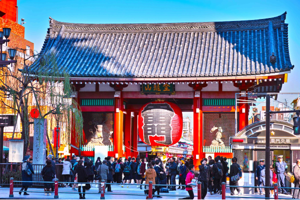 The Kaminarimon of Asakusa Temple is a really popular destination for school trips. This gate is located in Japan's capital city, Tokyo.