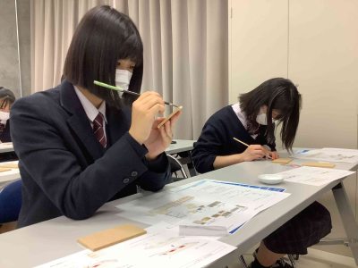 During the school trip, the students listened to a lecture at an art university in Kyoto, and then they made a small folding screen with hinges made from Japanese paper.