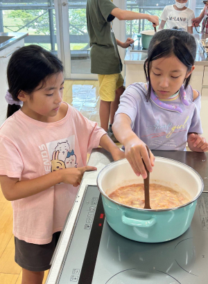 Visitors taking on a challenge to cook with freshly picked peaches.