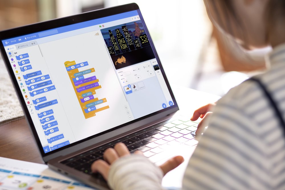 Un lenguaje de programación colorido diseñado especialmente para niños, facilita la creación de proyectos tan divertidos como animaciones.