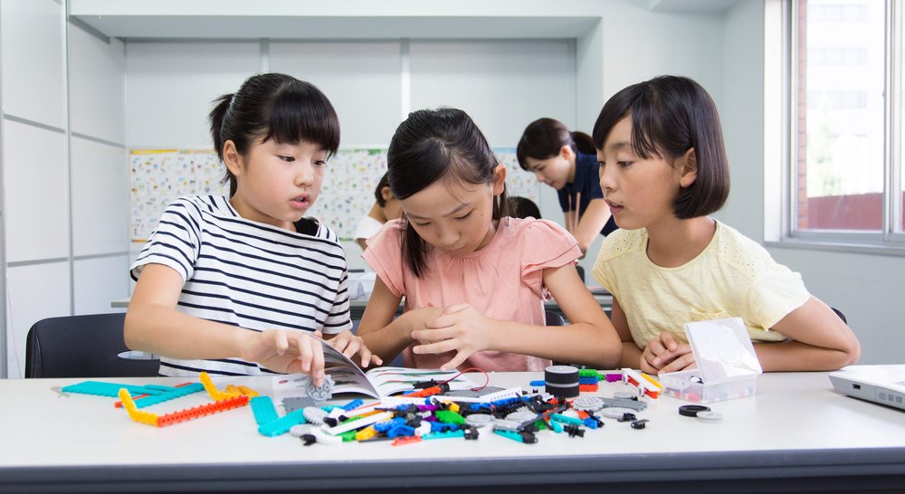 Muchos niños japoneses combinan el juego y el aprendizaje en clubes de programación fuera de la escuela.