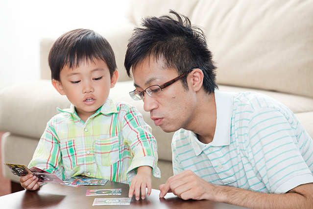 Los TCG no son solo para niños. ¡También puedes coleccionarlos y jugar con tus padres!