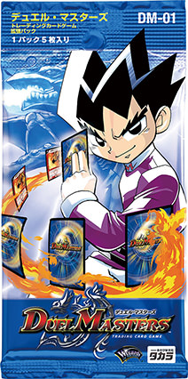 Sobre sellado de cartas Duel Masters con un personaje de estilo anime sosteniendo cartas, con ilustraciones de dragones y cartas en el fondo.