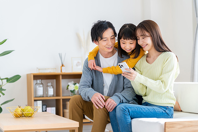 Con tu teléfono, puedes jugar a tus juegos de cartas favoritos con amigos y familiares en cualquier momento y lugar.