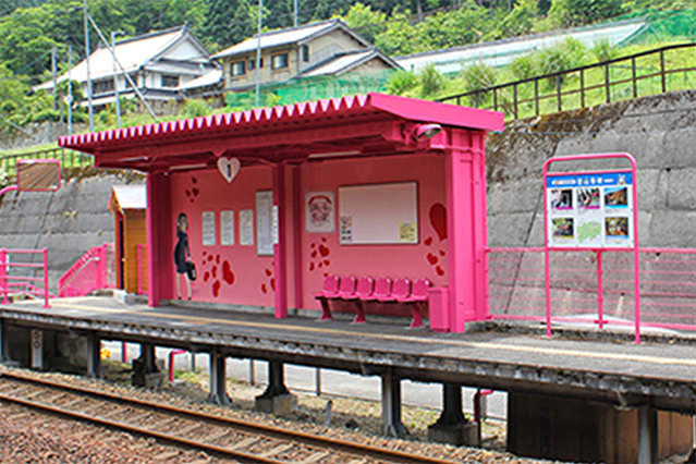 Love is the theme of this station in Chizu, Tottori Prefecture. (Image courtesy of Chizu Express Co.,Ltd.)