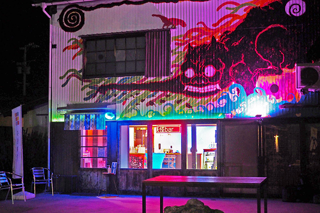 ¡Conoce a los yokai en el Museo de Arte Yokai en Shodoshima durante la noche (izquierda) o durante el día (derecha)!