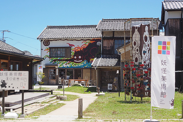 ¡Conoce a los yokai en el Museo de Arte Yokai en Shodoshima durante la noche (izquierda) o durante el día (derecha)!