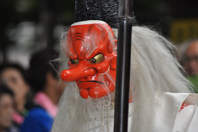 ¡Los tengu son fáciles de reconocer por sus largas narices y sus caras rojas!