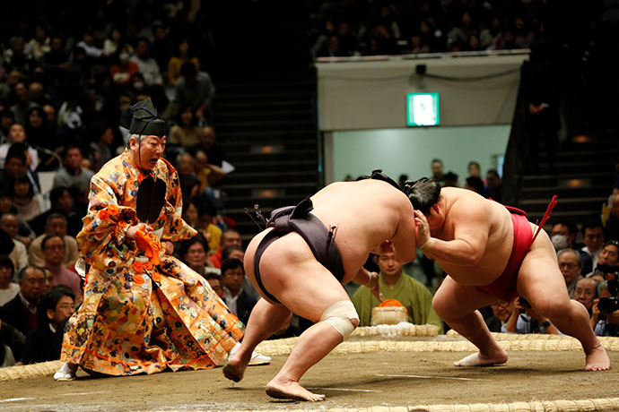 Tachiai, the initial charge at the beginning of a bout(Japan Sumo Association)