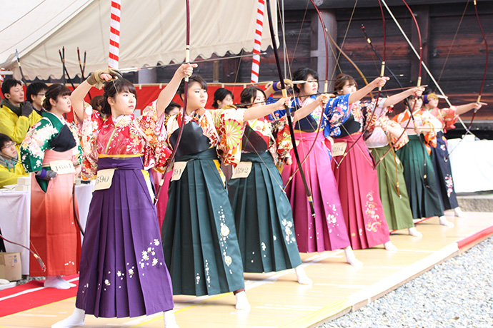 The National Omato Tournament held at Sanjusangendo. (All Nippon Kyudo Federation)