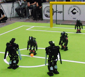 ６月にメキシコで開かれたロボカップ世界大会では、小型ヒューマノイドロボットのサッカー競技で、日本の千葉工業大学チームがベストヒューマノイド賞を獲得した