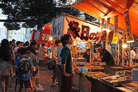 神社の境内に並ぶ夜店