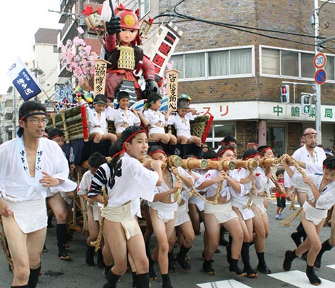 自分たちで作った人形を乗せた「かき山」を勢いよく引っ張る小学生たち＝「博多祇園山笠」で