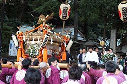 通りを練り歩いたみこしが神社前に到着